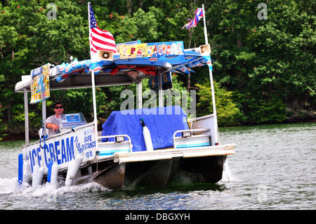 La glace 'float', un bateau vend de la crème glacée sur Smith Mountain Lake, comté de Franklin, Virginie Banque D'Images