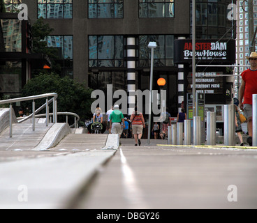 Promenade sur le lac Ontario neat le Harbourfront Centre à Toronto, Canada Banque D'Images