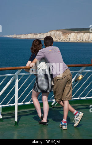 Un couple face à la mer sur le Ferry Dieppe à Newhaven, Newhaven, Sussex, Angleterre Banque D'Images
