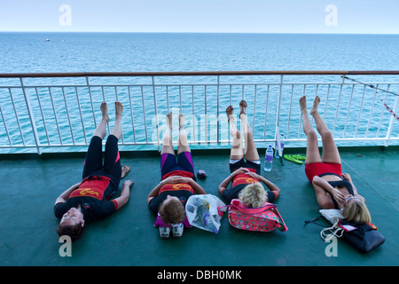 Un groupe de femmes cyclistes Relaxing On Deck, le Newhaven à Dieppe Ferry, Newhaven, Sussex, Angleterre Banque D'Images