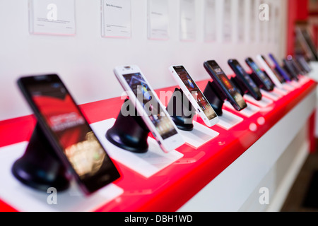 Les téléphones mobiles sur l'affichage à Verizon store - USA Banque D'Images