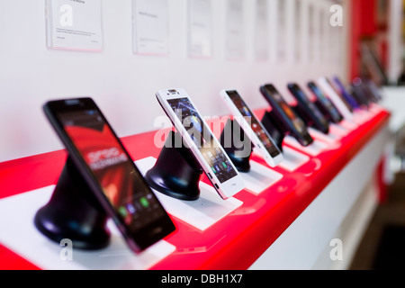 Les téléphones mobiles sur l'affichage à Verizon store - USA Banque D'Images