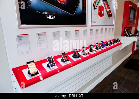 Les téléphones mobiles sur l'affichage à Verizon store - USA Banque D'Images