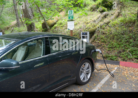 Station de recharge pour voitures électriques avec une berline Tesla branché. Voir la description pour plus d'informations Banque D'Images