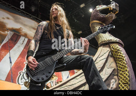 Le groupe de Heavy Metal suédois Amon Amarth performing live au Mayhem Fest 2013. Amon Amarth est un groupe de death mélodique de Tumba, en Suède. Ils ont reçu leur surnom du Sindarin nom de Mount Doom, un volcan de J. R. R. Tolkien's middle-earth. Le band's lyrics tournent autour de l'histoire et de la mythologie viking. La bande est chanteur Johan Hegg, guitaristes Olavi Mikkonen et Johan Söderberg, le bassiste Ted Lundström et le batteur Fredrik Andersson Banque D'Images