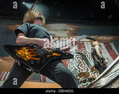 Le groupe de Heavy Metal suédois Amon Amarth performing live au Mayhem Fest 2013. Amon Amarth est un groupe de death mélodique de Tumba, en Suède. Ils ont reçu leur surnom du Sindarin nom de Mount Doom, un volcan de J. R. R. Tolkien's middle-earth. Le band's lyrics tournent autour de l'histoire et de la mythologie viking. La bande est chanteur Johan Hegg, guitaristes Olavi Mikkonen et Johan Söderberg, le bassiste Ted Lundström et le batteur Fredrik Andersson Banque D'Images