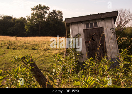 Ancienne ferme en appuyant sur outhouse Lindsay (Ontario) dans la région de Kawartha Lakes Banque D'Images