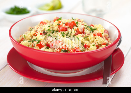 Taboulé maison, une salade végétarienne d'Arabie fait de couscous, tomates, concombres, oignons, ail, persil et jus de citron Banque D'Images
