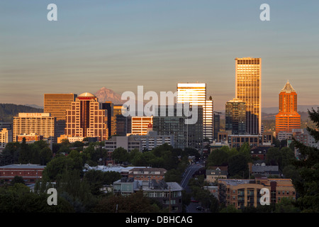 Vue sur l'horizon de Portland, Oregon, USA avec Mt Hood vu dans la distance Banque D'Images