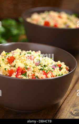 Taboulé maison, une salade végétarienne d'Arabie fait de couscous, tomates, concombres, oignons, ail, persil et jus de citron Banque D'Images