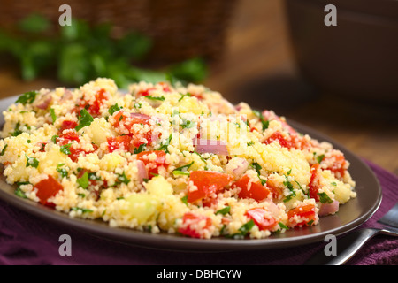 Taboulé maison, une salade végétarienne d'Arabie fait de couscous, tomates, concombres, oignons, ail, persil et jus de citron Banque D'Images