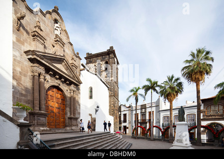 Plaza de España à Santa Cruz de la Palma avec l'église d'El Salvador et de certaines personnes. Banque D'Images