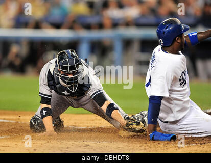 Los Angeles, Californie, USA. 30 juillet 2013. L'arrêt-court des Dodgers de Los Angeles, Hanley Ramirez # 13 diapositives et est étiqueté par Nouvelle York Yankee catcher Chris Stewart # 19 dans la 3ème manche de la Ligue majeure de baseball pendant les match entre les Dodgers de Los Angeles et New York Yankees au Dodger Stadium.La défaite des Dodgers de Los Angeles, les Yankees de New York 3-2 sur un marche off points produits en bas de la 9e manche.Louis Lopez/CSM/Alamy Live News Banque D'Images