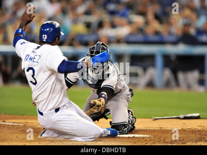 Los Angeles, Californie, USA. 30 juillet 2013. L'arrêt-court des Dodgers de Los Angeles, Hanley Ramirez # 13 diapositives et est étiqueté par Nouvelle York Yankee catcher Chris Stewart # 19 dans la 3ème manche de la Ligue majeure de baseball pendant les match entre les Dodgers de Los Angeles et New York Yankees au Dodger Stadium.La défaite des Dodgers de Los Angeles, les Yankees de New York 3-2 sur un marche off points produits en bas de la 9e manche.Louis Lopez/CSM/Alamy Live News Banque D'Images