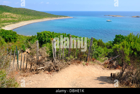 Paysage de mer sur un sentier dans le maquis Banque D'Images