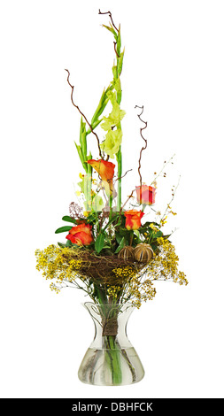 Bouquet de roses et de glaïeuls isolé sur fond blanc. Libre. Banque D'Images