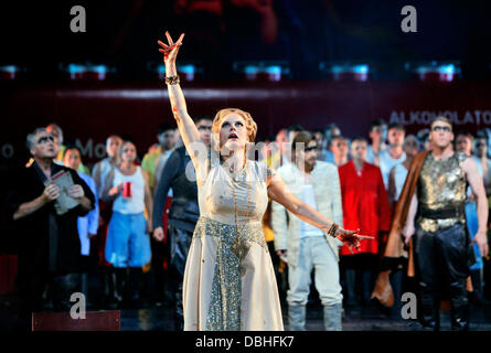 Document - un document mis à disposition par le Festival de Bayreuth le 21 juillet 2013 montre les répétitions pour l'Acte 2 de l'opéra de Wagner Tannhaeuser avec Camilla Nylund (Elisabeth) pour le Festival de Bayreuth 2013 à Bayreuth, Allemagne. L'opéra de Wagner sera présentée au festival le 01 août 2013. Photo : festival de Bayreuth/ENRICO NAWRATH Banque D'Images