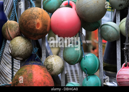 Still Life de bouées de couleur dans le village côtier de Cornwalll, Polperro, Angleterre, Grande-Bretagne, Royaume-Uni. Banque D'Images