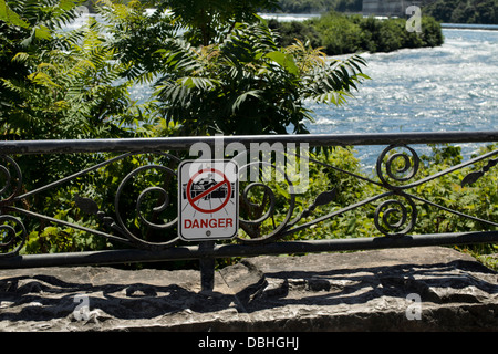 Panneau d'avertissement contre la montée au garde-corps de la rivière Niagara près des chutes. Banque D'Images