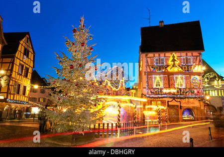 Marché de Noël et de décoration feux au centre de la ville au crépuscule. Colmar. Route des vins. Haut-Rhin. L'Alsace. France Banque D'Images