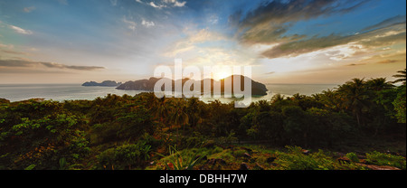 Panorama - coucher de soleil sur les scieries de Phi Phi Island, Thaïlande Banque D'Images