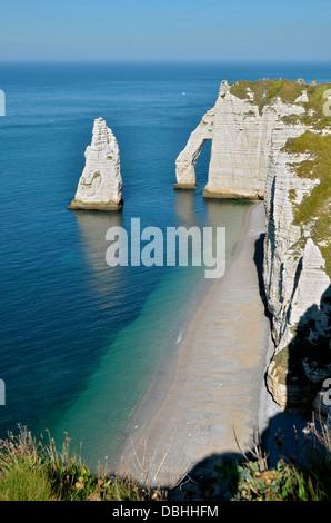 Falaises d'Etretat avec la célèbre a fait 'Aiguille' (l'aiguille) et l'arche naturelle la "Porte d'Aval". Banque D'Images