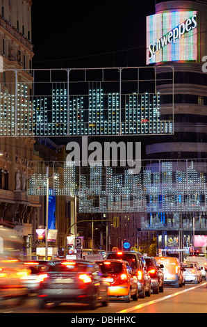 Le trafic à la rue Gran Via avec string lights au moment de Noël. Madrid. L'Espagne. Banque D'Images