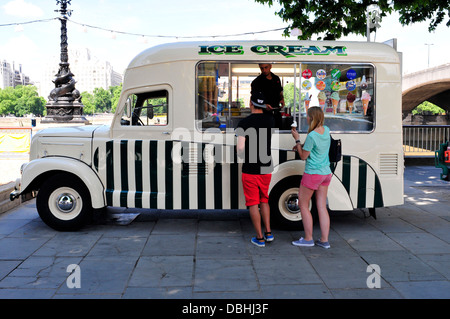 Un couple qui achète de la crème glacée à partir d'un van, South Bank, Londres, UK Banque D'Images