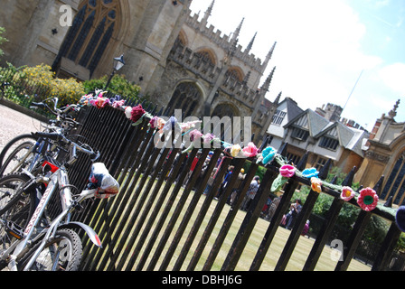 Des vélos et des étudiants à tricotage urbain Radcliffe Square Oxford UK Banque D'Images