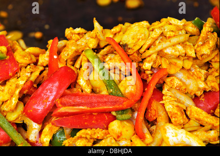 Poulet au curry indien avec poivrons rouges et verts Banque D'Images