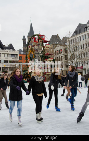 Allemagne, Cologne. Marché de Noël, les enfants et adolescents de patiner sur une patinoire. Banque D'Images