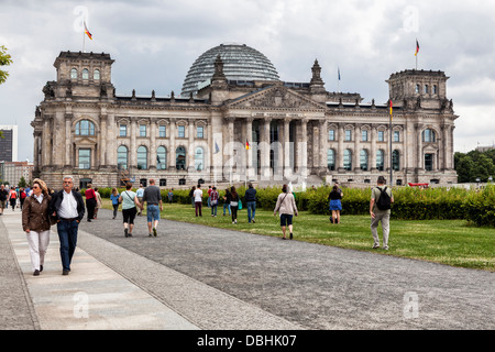 Le Reichstag, construction néo-baroque avec un dôme en verre moderne abrite le parlement allemand (Bundestag) Banque D'Images