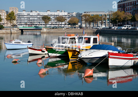 Peu de bateaux dans le port du Havre, commune française située dans le département de la Seine-Maritime et la région Haute-Normandie France Banque D'Images