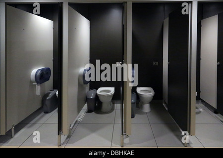 Les toilettes publiques avec rinçage automatique à la station d'autoroute Angleterre Banque D'Images