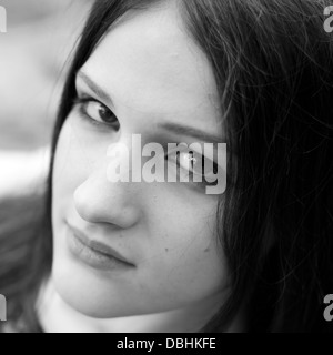 Noir et blanc portrait d'une adolescente. Banque D'Images