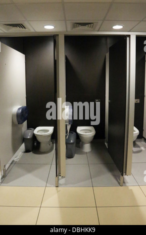 Les toilettes publiques avec rinçage automatique à la station d'autoroute Angleterre Banque D'Images