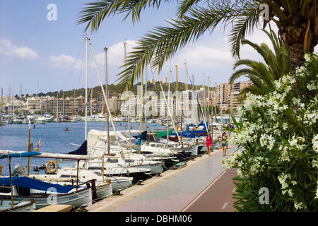 Le chemin au bord de l'eau pour la randonnée à pied ou à vélo, aux côtés des bateaux dans le port de plaisance de Palma de Majorque Banque D'Images