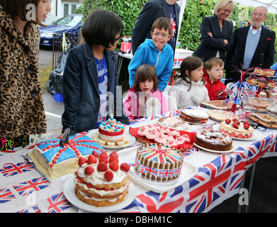 Les personnes à la recherche de gâteaux gâteau à la concurrence au cours de la rue, partie au cours de la Queen's Diamond Jubilee Surrey England Banque D'Images