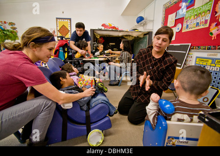 Les membres du personnel formés arrivant salue les aveugles et malvoyants d'enfants handicapés au centre d'apprentissage des enfants aveugles Banque D'Images