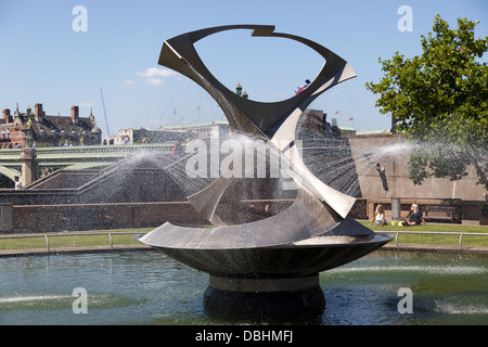 Torsion renouvelable' sculpture cinétique/fontaine par Naum Gabo Gabo dans le jardin de la fontaine, St Thomas' Hospital, Lambeth, London Banque D'Images