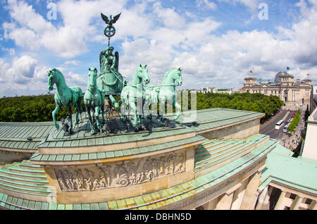 Vue de la quadriga sur porte de Brandebourg à Berlin, Allemagne, 31 juillet 2013. Le bâtiment du Reichstag est visible sur la droite. Photo : afp/Hannibal Banque D'Images