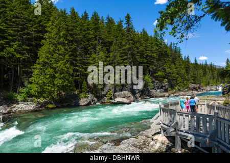 Les touristes sur les chutes de chez McDonald, Glacier National Park, Montana, USA Banque D'Images