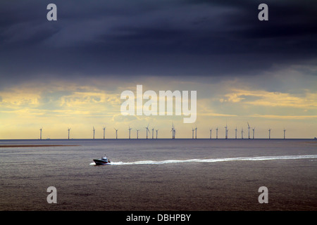 Dans la position du bateau-pilote, Liverpool Birkenhead pendant une tempête avec la Banque Burbo wind farm dans la distance. Banque D'Images