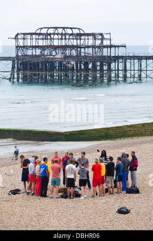 Les gardiens de la vie sur les cours de premiers soins sur front de mer avec une jetée ouest en arrière-plan à Brighton East Sussex England UK Banque D'Images