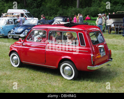 Une FIAT 500 de 1963, immatriculée AR-17-55 2, exposée à un salon de voitures anciennes. Cette petite et emblématique voiture italienne est un modèle vintage connu pour son design compact et sa popularité dans l'Europe du milieu du XXe siècle. Banque D'Images