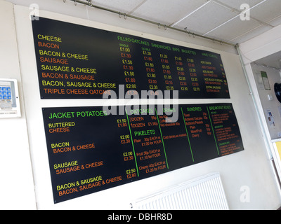 Menu de l'intérieur d'une traditionnelle Stoke / Staffordshire Oatcake shop, avec façade jaune vif. Banque D'Images