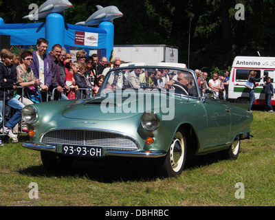 Le 1964 DKW au 1000SP est un véhicule vintage exposé à un salon de voitures anciennes. Connu pour son design compact et son ingénierie, il représente l'innovation automobile du milieu du XXe siècle en Allemagne. Banque D'Images