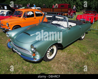 La 1964 DKW au 1000SP est une voiture vintage exposée lors d'un salon de voitures anciennes. Connu pour sa technologie de pointe pour l'époque, il dispose d'un moteur à deux temps et a été produit par DKW, un constructeur automobile allemand. Banque D'Images