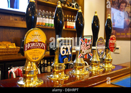 Wadworth de Devizes vraie bière pompes pompe et clips sur une pub bar Banque D'Images