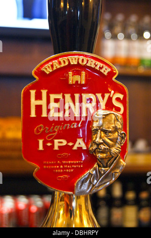 Wadworth de Devizes Henry's real ale IPA et la pompe pompes clips sur une pub bar Banque D'Images